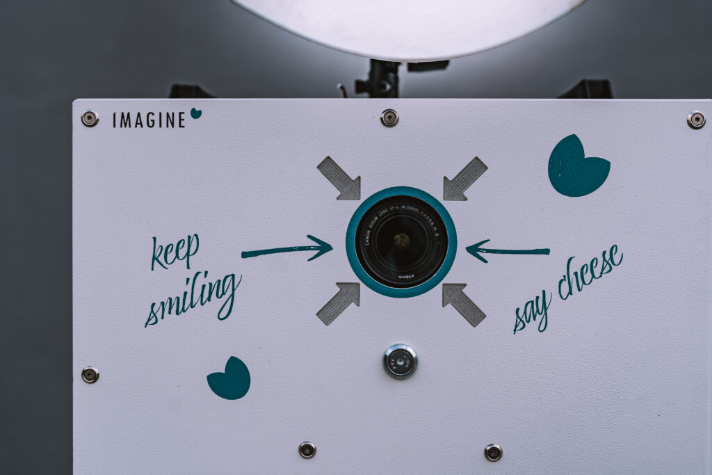 Gäste lachen in der Imagine Fotobox
