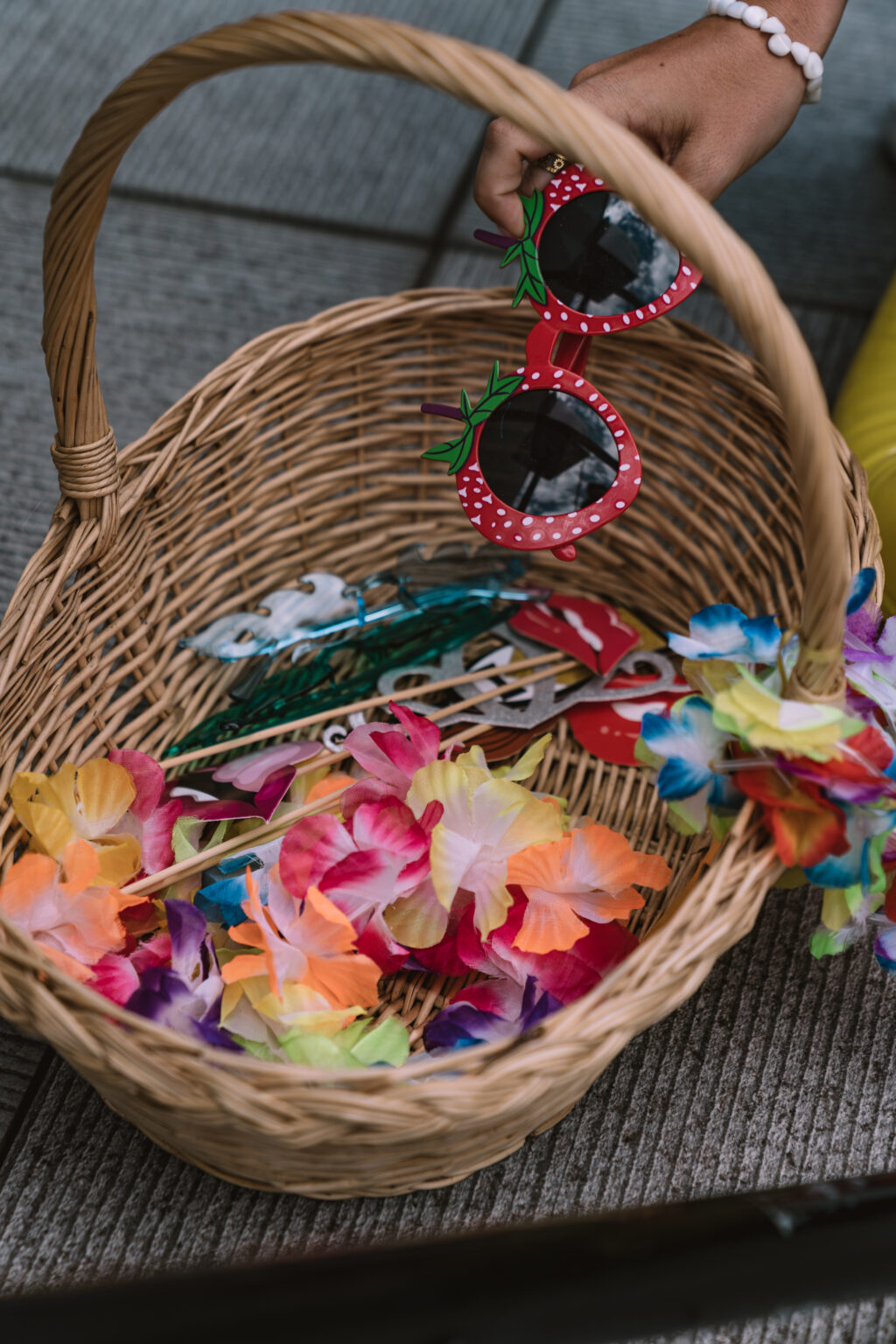 Fröhliche Gäste mit Fotobox-Accessoires