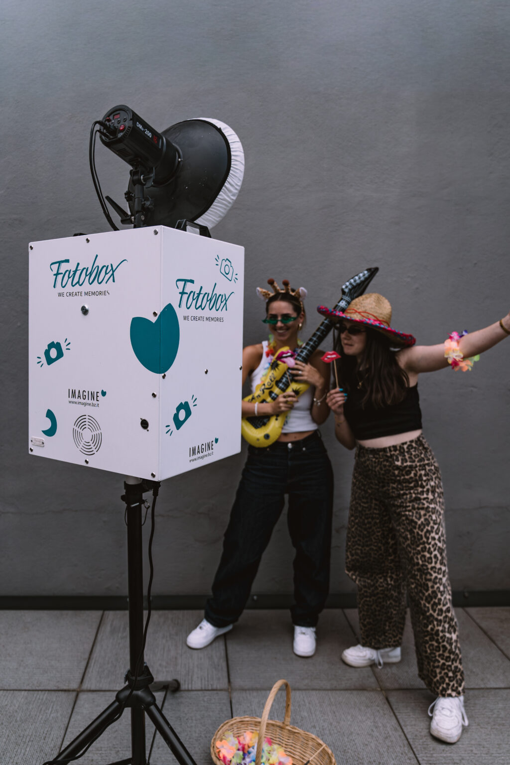 Gäste haben Spaß an der Imagine Fotobox auf einem Event in Südtirol