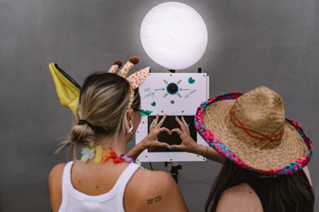 Partygäste feiern vor der Imagine Fotobox