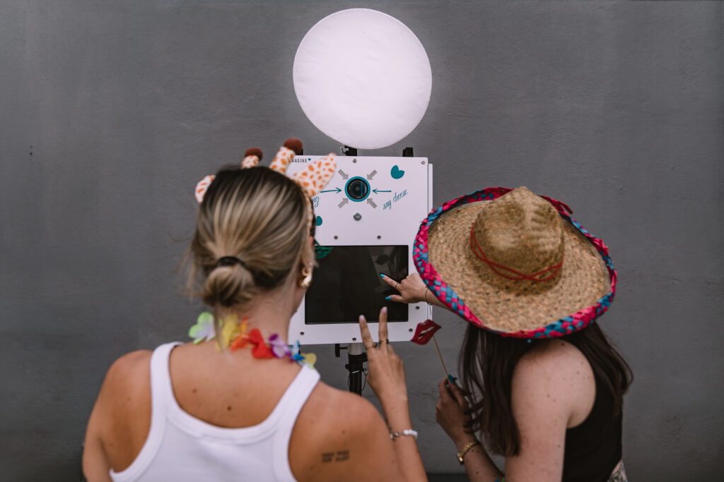 Spaß mit Requisiten an der Imagine Fotobox