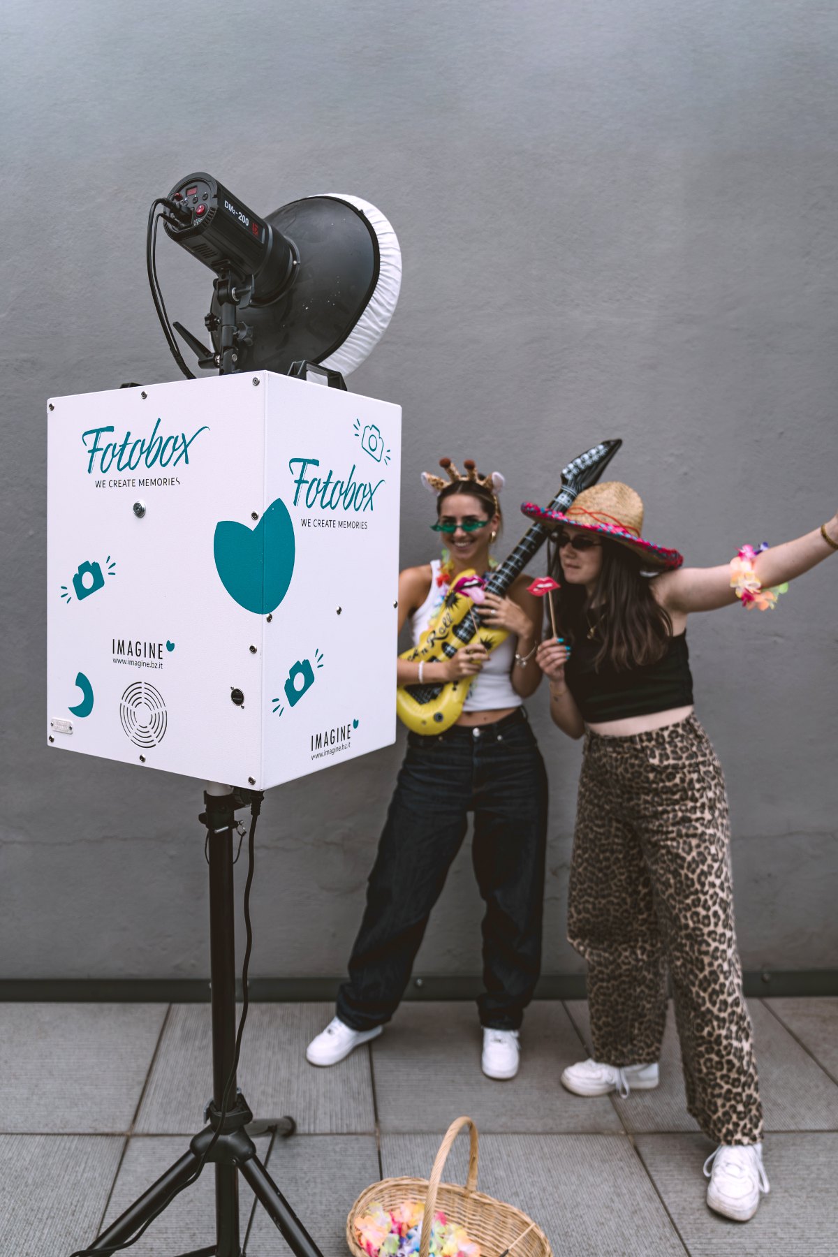 Imagine Fotobox mieten in Südtirol – Gäste haben Spaß am Event